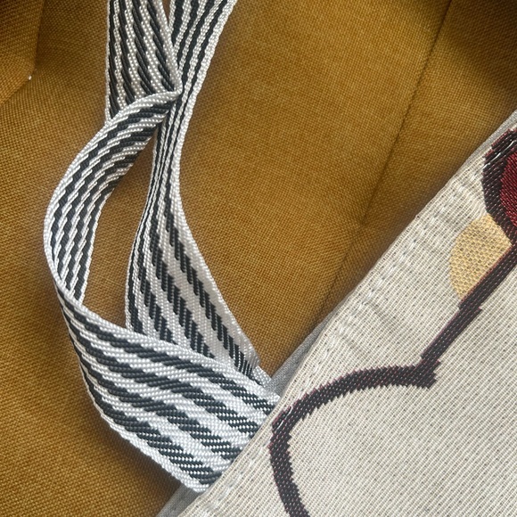 Hello Kitty Zipper Large Tote Bag - Picture 5 of 6